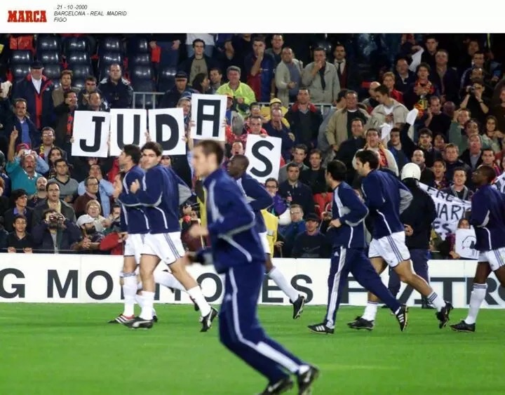 Barcelona fans holding up a "Judas" poster towards Luis Figo.