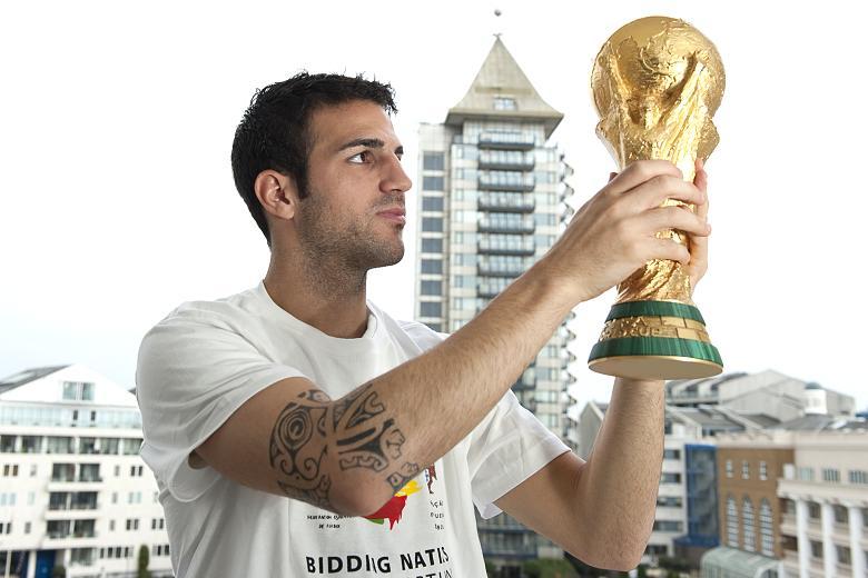 Fàbregas holding the 2010 World Cup trophy